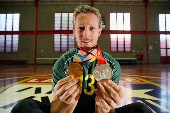 Gustavo Endres com as medalhas olímpicas de Atenas (ouro) e Pequim (prata)